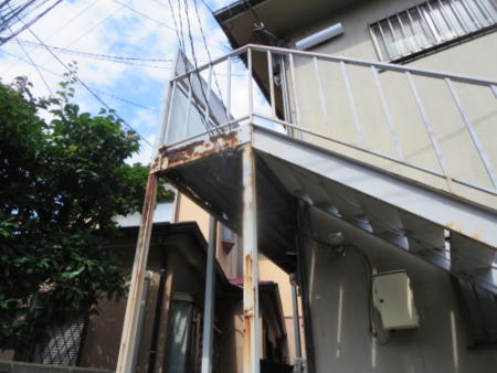 川崎市多摩区、高津区で営業している川崎市横浜市東京の外壁塗装、塗り替え専門店佐藤塗装店の施工する横浜市港北区アパート階段廊下の鉄骨修理と階段塗り替え工事