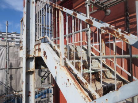 川崎市多摩区、高津区で営業している川崎市横浜市東京の外壁塗装、塗り替え専門店佐藤塗装店の施工する川崎市多摩区マンションの鉄骨修理と階段の塗装工事