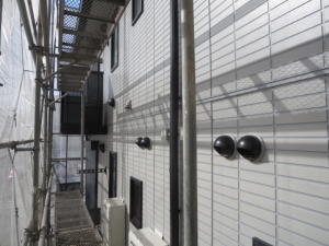 川崎市多摩区、高津区で営業している川崎市横浜市東京の外壁塗装、塗り替え専門店佐藤塗装店の施工するサイディング外壁タイル柄2色塗装仕上げ