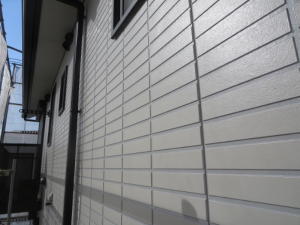 川崎市多摩区、高津区で営業している川崎市横浜市東京の外壁塗装、塗り替え専門店佐藤塗装店の施工するサイディング塗装2色タイル柄仕上げ