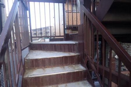 鉄階段 鉄骨の腐食 錆の発生 階段ステップの錆