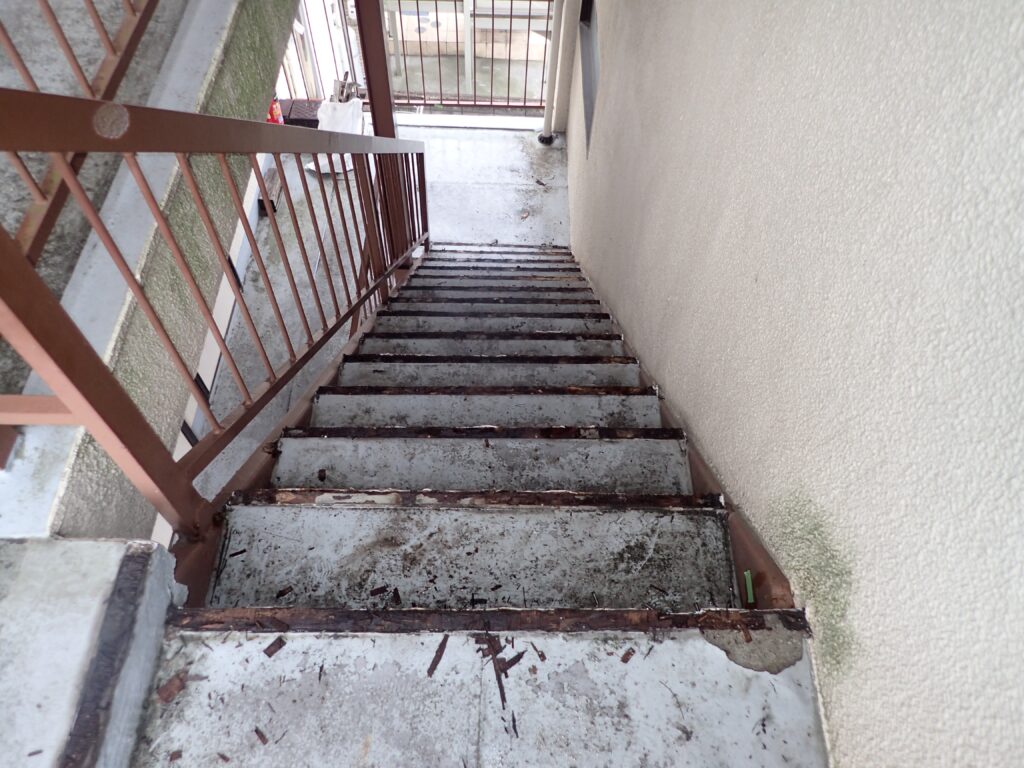 階段廊下傾斜補修前