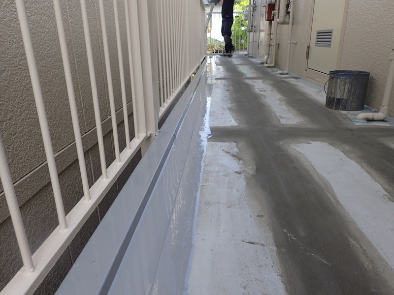 アパート階段廊下のタキステップ防水工事　神奈川県横浜市港北区　側溝ウレタン防水工事