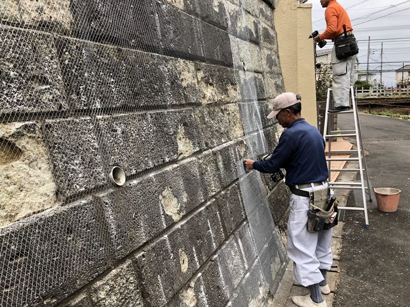 大谷石擁壁の改修工事（モルタル仕上げ）　横浜市緑区　ラス網取り付け