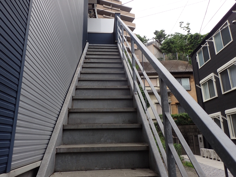 アパートの階段塗装とタキステップ長尺シート防水神奈川県横浜市南区　工事前