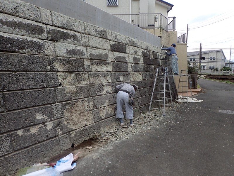 大谷石擁壁の改修工事（モルタル仕上げ）　横浜市緑区　ハツリ