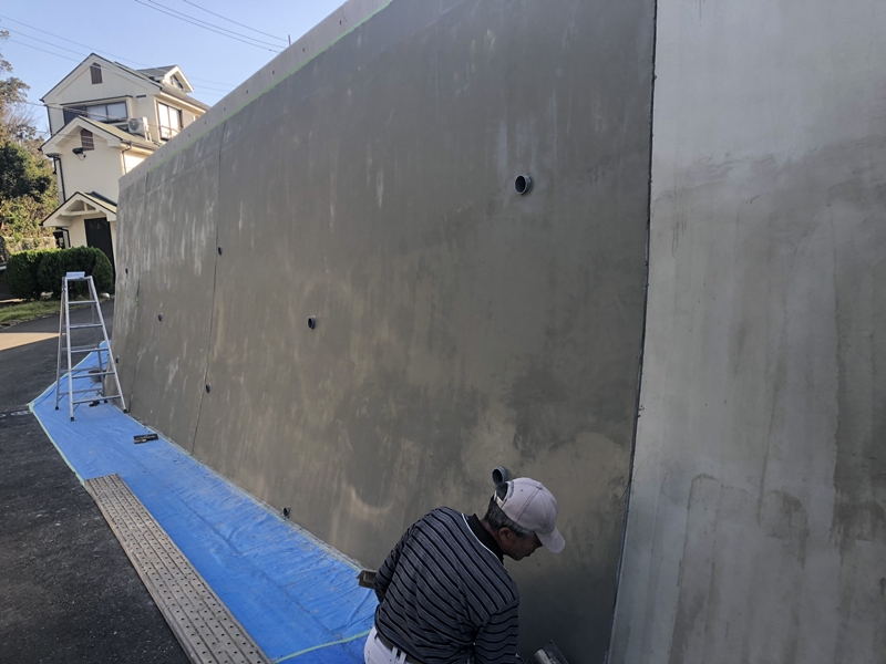 大谷石擁壁の改修工事（モルタル仕上げ）　横浜市緑区　モルタル上塗り