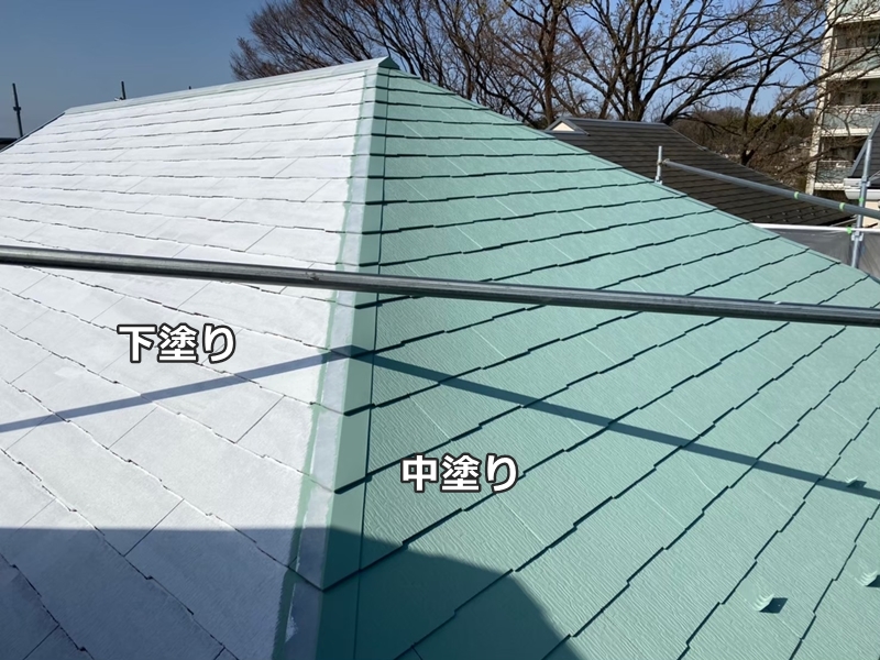 サイディング外壁塗装の2色仕上げ～川崎市麻生区　屋根下塗り中塗り