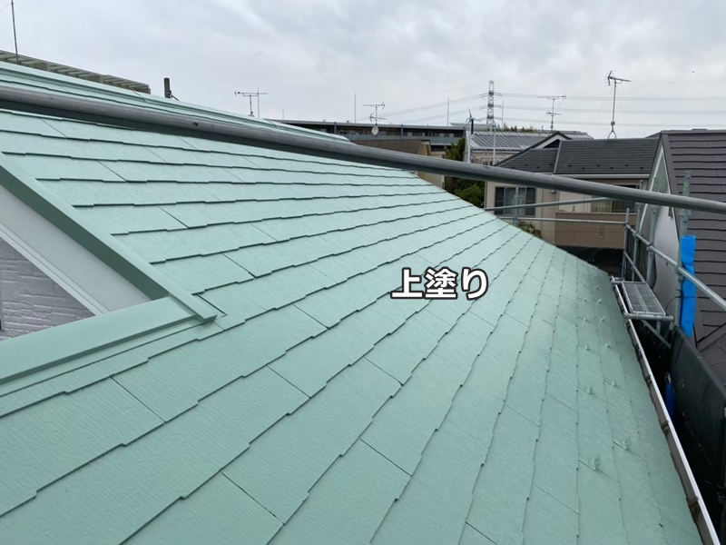 サイディング外壁塗装の2色仕上げ～川崎市麻生区　屋根上塗り