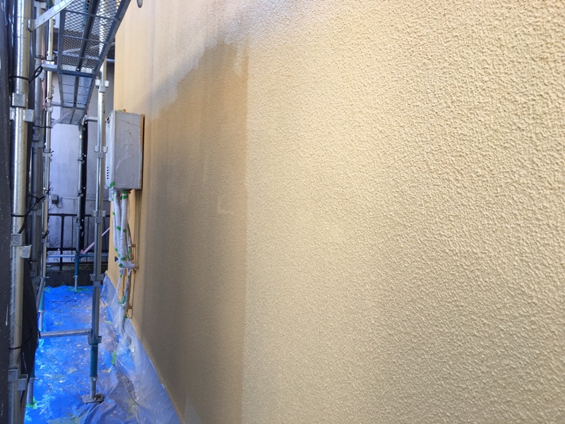屋根リフォーム工事と外壁塗装　川崎市多摩区　中、上塗り