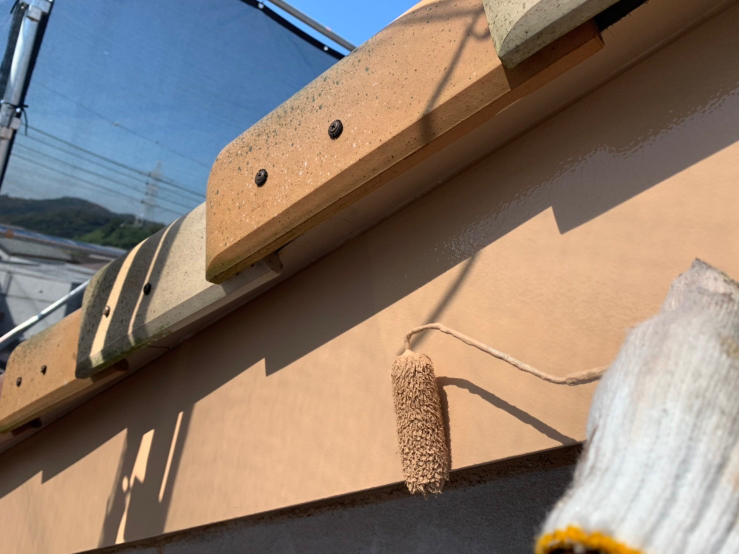 ジョリパットコテ模様の外壁塗装工事　神奈川県横須賀市　中、上塗り