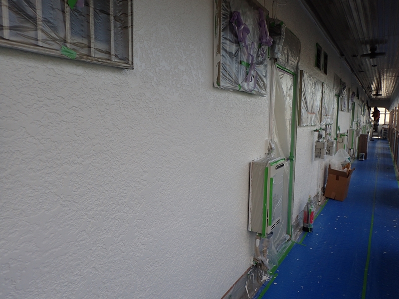 集合住宅アパートの外壁塗装　川崎市多摩区　下塗り