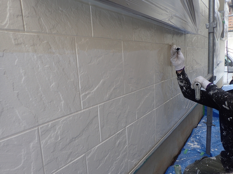 サイディング外壁塗装とスーパーガルテクト屋根工事神奈川県川崎市麻生区　サイディング中、上塗り