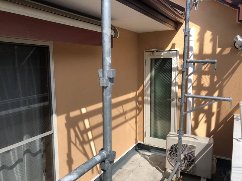 ジョリパットフレッシュ仕上げとクラッシックタイル屋根葺き替え　川崎市多摩区　中、上塗り