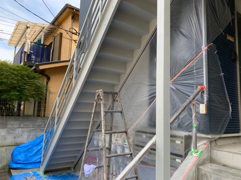 アパートの階段塗装とタキステップ長尺シート防水神奈川県横浜市南区　下塗り