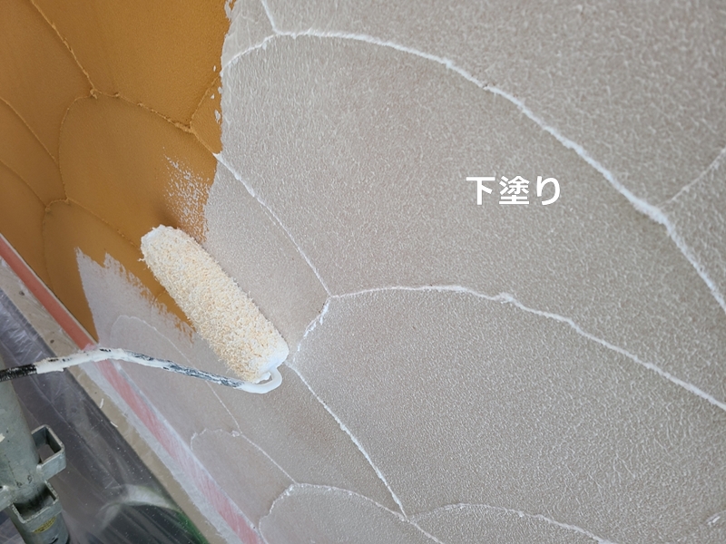 ジョリパット外壁塗装と洋瓦屋根の塗り替え神奈川県平塚市　下塗り
