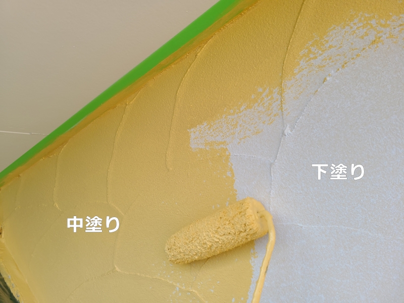 ジョリパット外壁塗装と洋瓦屋根の塗り替え神奈川県平塚市　下塗り、中塗り