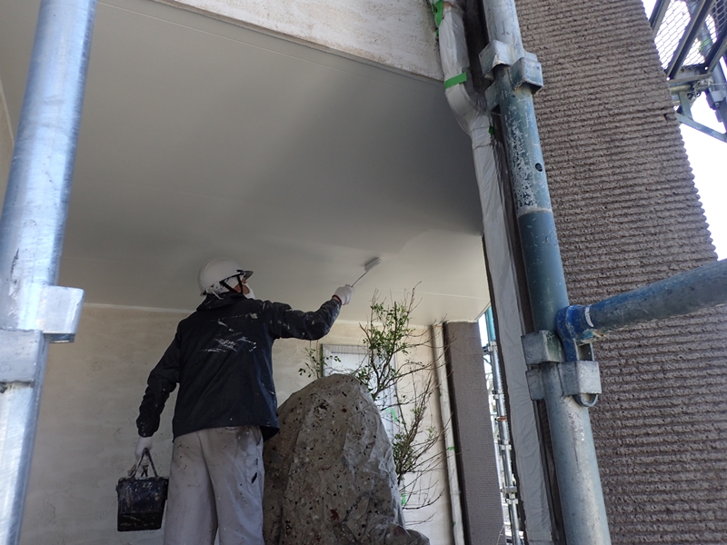 ジョリパットフレッシュの外壁塗装工事　神奈川県葉山町　中、上塗り