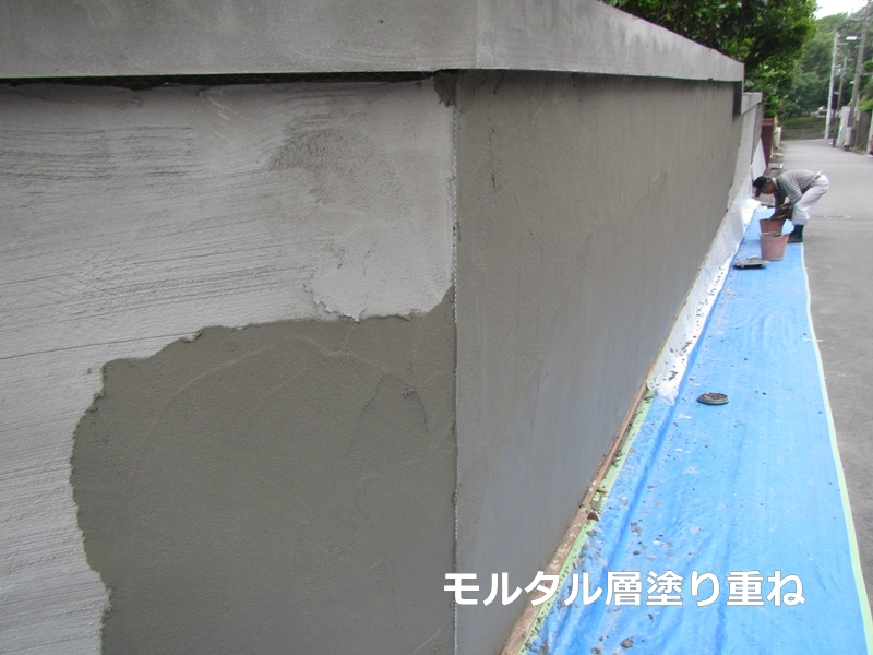 大谷石擁壁の左官補修工事と仕上げ塗装　横浜市金沢区　モルタル層重ね塗り