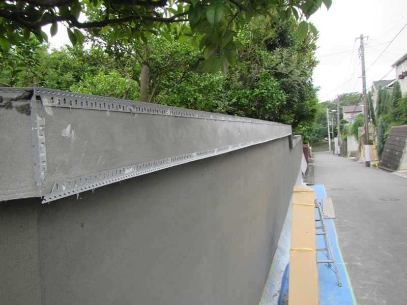 大谷石擁壁の左官補修工事と仕上げ塗装　横浜市金沢区　コーナー定規取付