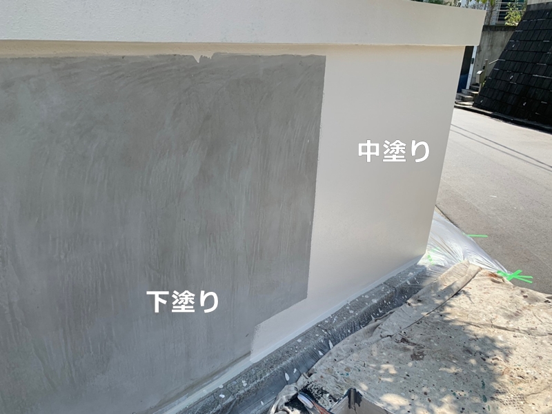 大谷石擁壁の左官補修工事と仕上げ塗装　横浜市金沢区　下塗り、中塗り