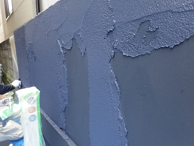 ジョリパット校倉仕上げ　大谷石ブロック塀の塗り替え　仕上げ材塗布