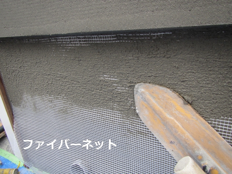 塀の大谷石補修工事と仕上げ塗装　東京都狛江市　ファイバーネット伏せ込み