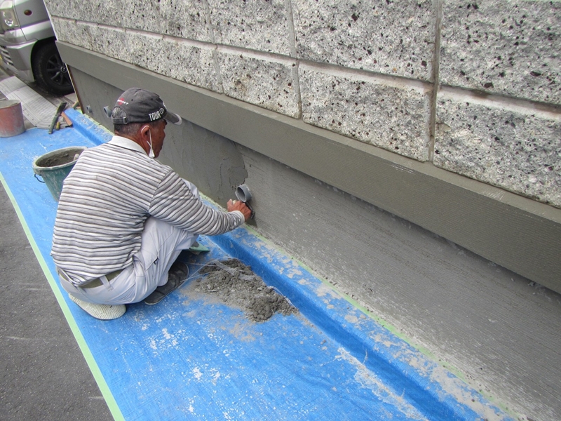 塀の大谷石補修工事と仕上げ塗装　東京都狛江市　重ね塗り