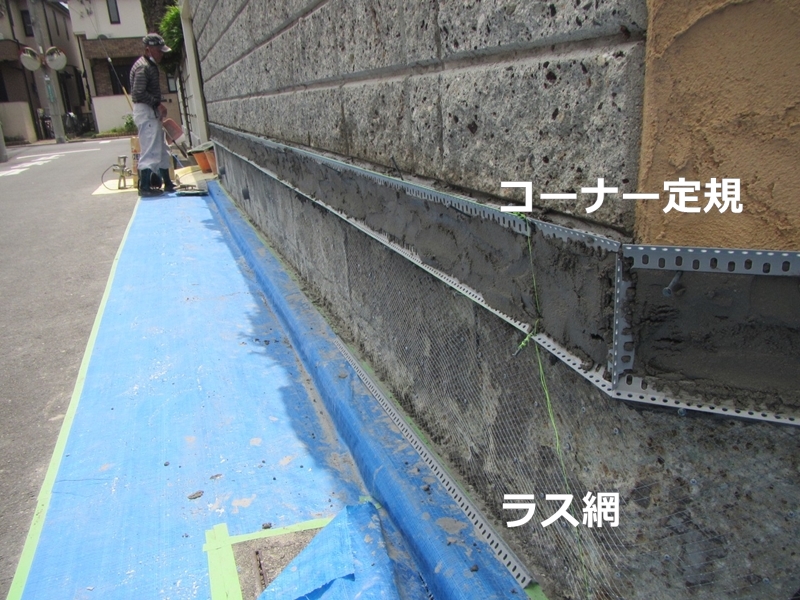 塀の大谷石補修工事と仕上げ塗装　東京都狛江市　コーナー定規取付