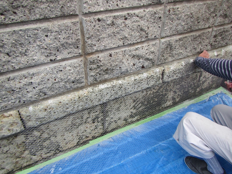 塀の大谷石補修工事と仕上げ塗装　東京都狛江市　ラス網取り付け