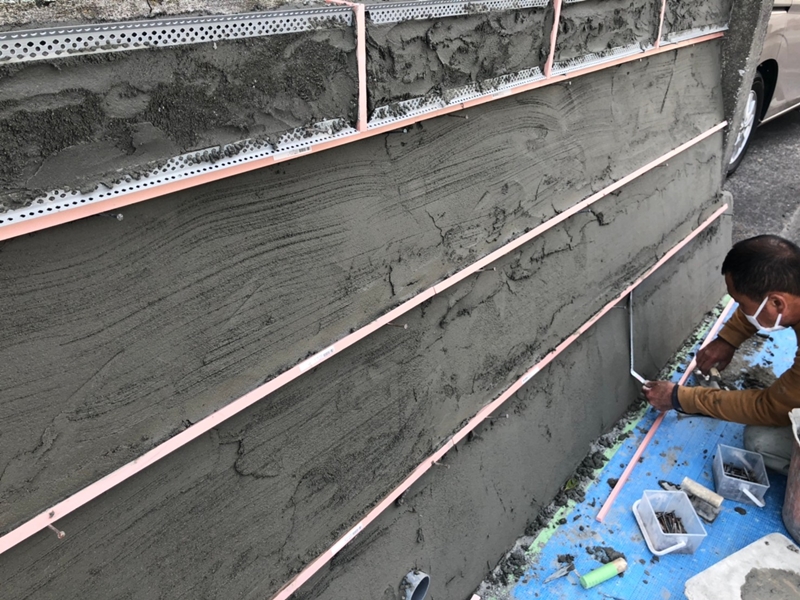 大谷石擁壁の改修工事と保護塗装 横浜市戸塚区 コーナー定規取付　