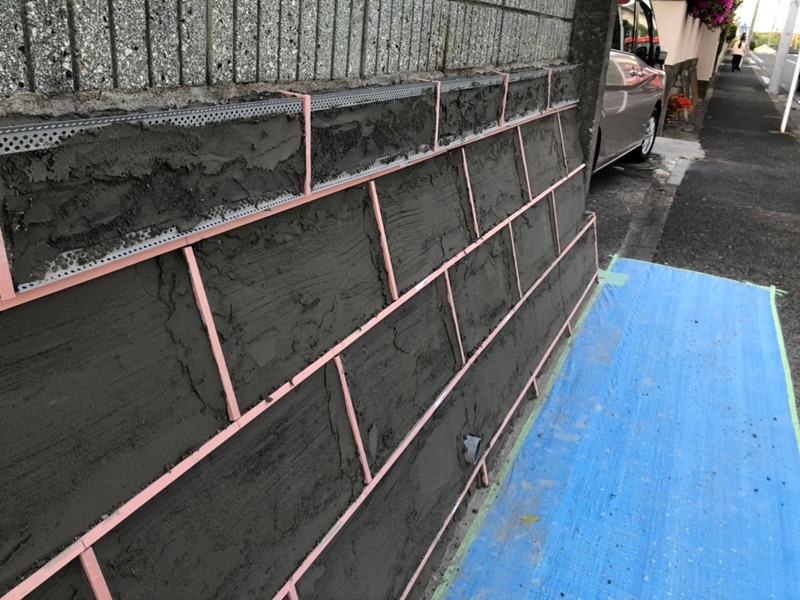 大谷石擁壁の改修工事と保護塗装 横浜市戸塚区 コーナー定規取付
