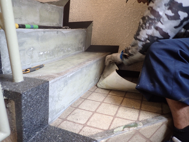 マンション廊下階段の改修工事　東京都新宿区　既存シート全撤去