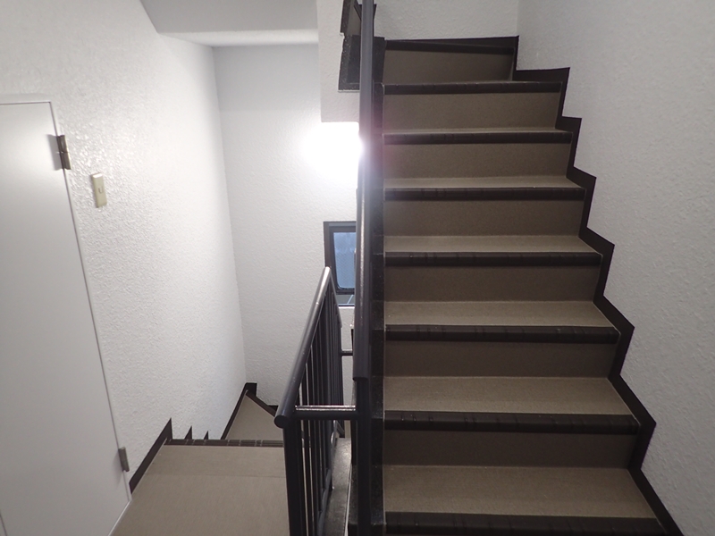 マンション廊下階段の改修工事　東京都新宿区