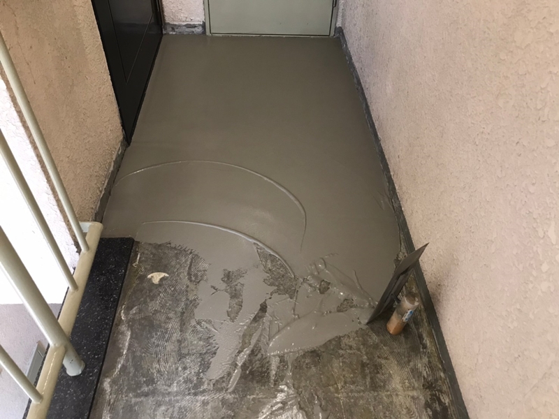 マンション廊下階段の改修工事　東京都新宿区　カチオンセメント補修