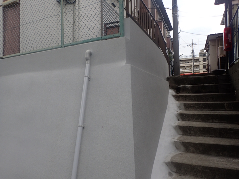大谷石擁壁の改修工事　東京都板橋区　仕上げ塗装