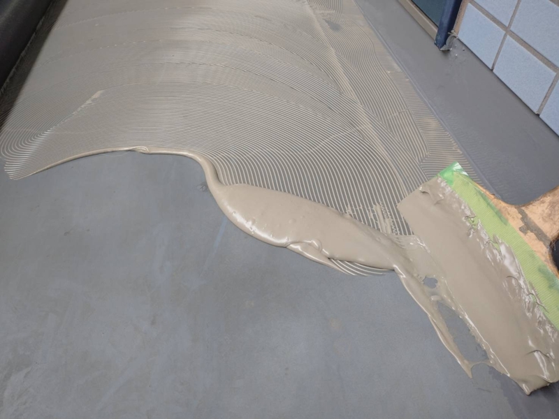 マンション階段廊下防水工事と塗装工事　川崎市多摩区　ボンド塗布