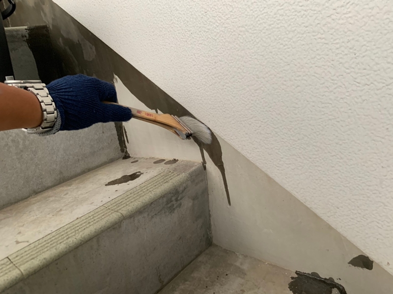 マンション階段廊下の防水工事と塗装工事　川崎市多摩区　プライマー塗布