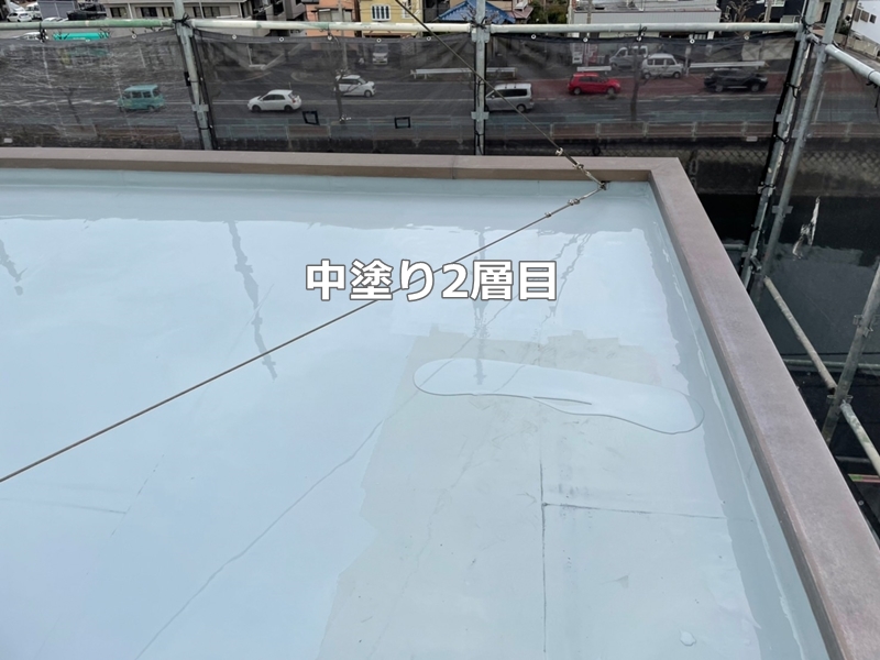 神奈川県横須賀市マンション外壁塗装防水工事　屋上防水中塗り2層目
