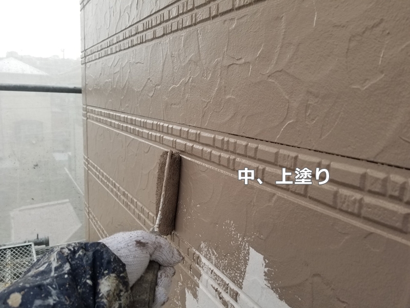 神奈川県川崎市多摩区外壁塗装工事と屋根の塗り替え　中、上塗り