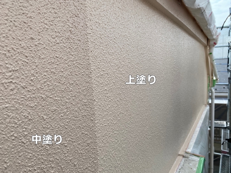 神奈川県川崎市多摩区　リシン外壁塗装と金属屋根工事　中、上塗り