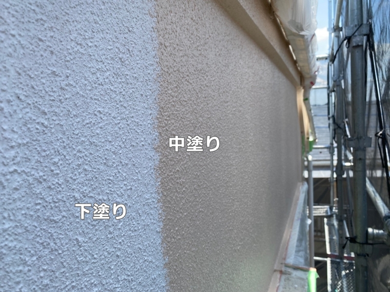 神奈川県川崎市多摩区　リシン外壁塗装と金属屋根工事　下塗り、中塗り