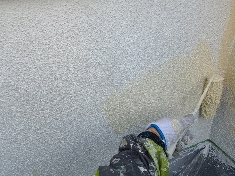 神奈川県大和市ジョリパット外壁塗装と金属屋根工事　中、上塗り