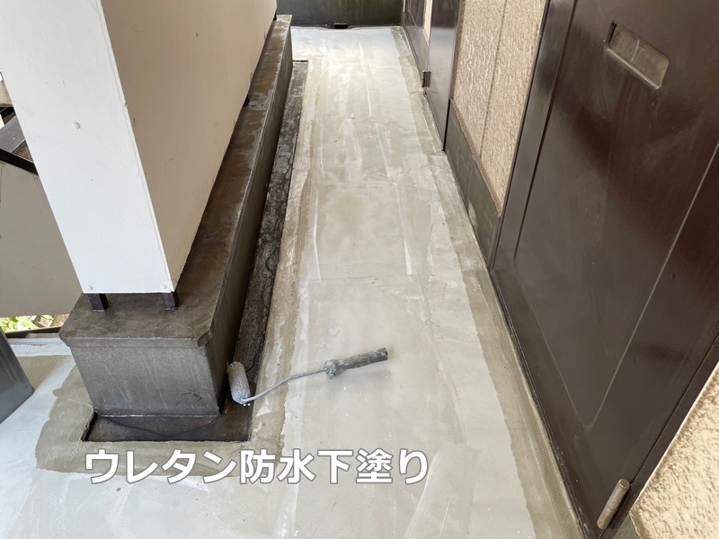 東京都品川区　階段廊下防水工事　ウレタン防水下塗り
