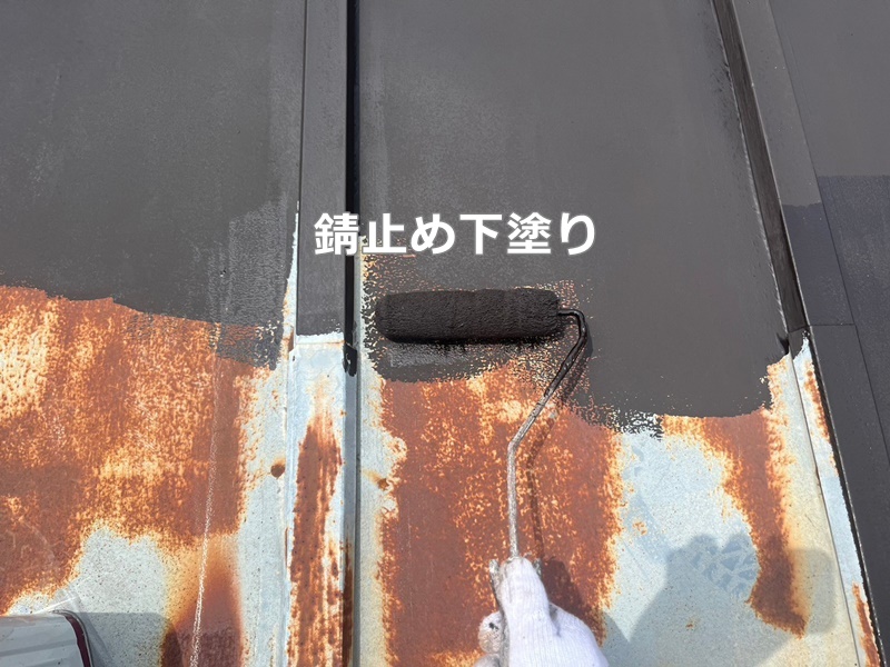 東京都目黒区　商業ビル外壁塗装工事　屋根錆止め下塗り