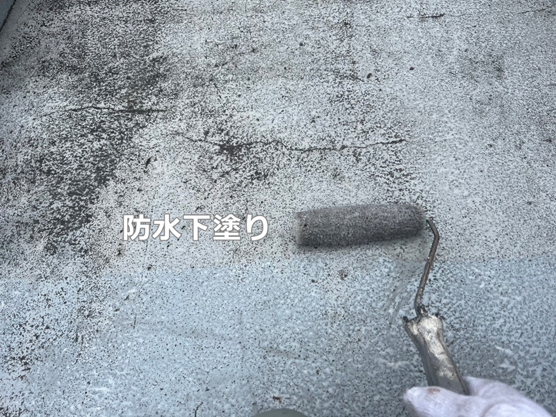 東京都目黒区　商業ビル外壁塗装工事　屋上防水下塗り