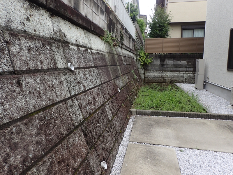 神奈川県横浜市青葉区大谷石擁壁改修工事　工事前
