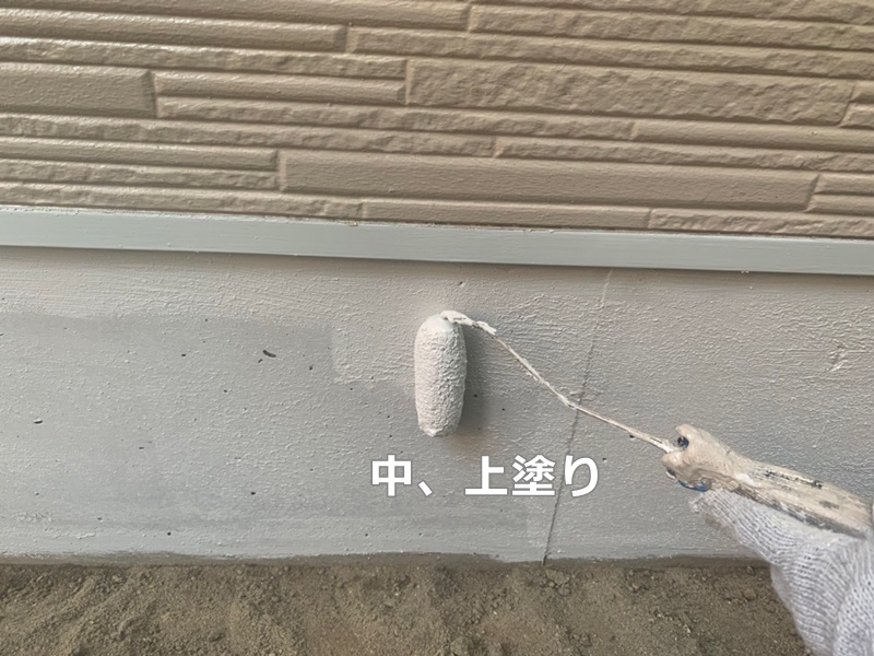 外壁屋根塗装工事　川崎市中原区　基礎保護塗装中、上塗り