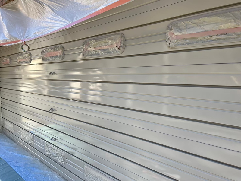 外壁塗装工事と木部保護塗装　川崎市麻生区　シャッター吹付仕上げ