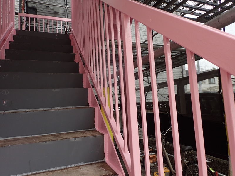 神奈川県川崎市幸区　マンション鉄階段補修工事と塗装防水工事　中、上塗り